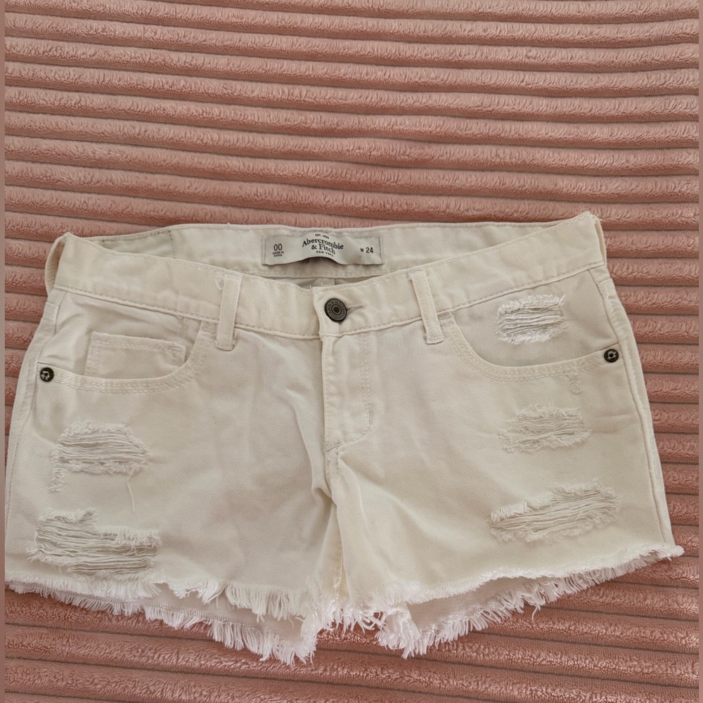 Abercrombie & Fitch White Distressed Women Shorts